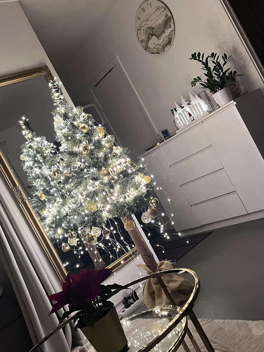 Künstlicher Weihnachtsbaum 140 cm – Naturgetreu mit echtem Holzstamm